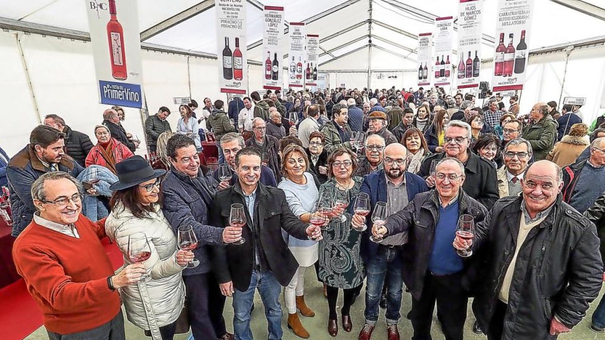 Brindis de inauguración de la décima edición de la Primera Fiesta del Vino del municipio vallisoletano.-MIGUEL ÁNGEL SANTOS (PHOTOGENIC)