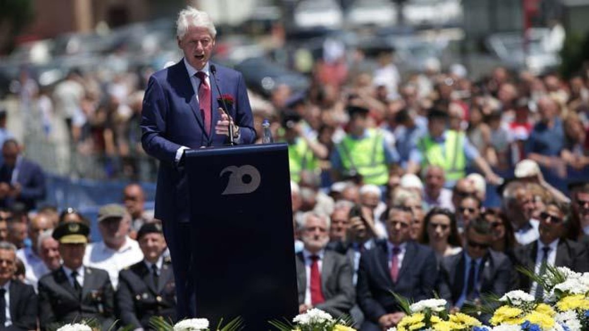 Comienzan los festejos en Kosovo por el 20 aniversario del final de la guerra. En la foto, Bill Clinton durante el discurso pronunciado en Pristina.-FLORION GOGA (REUTERS)