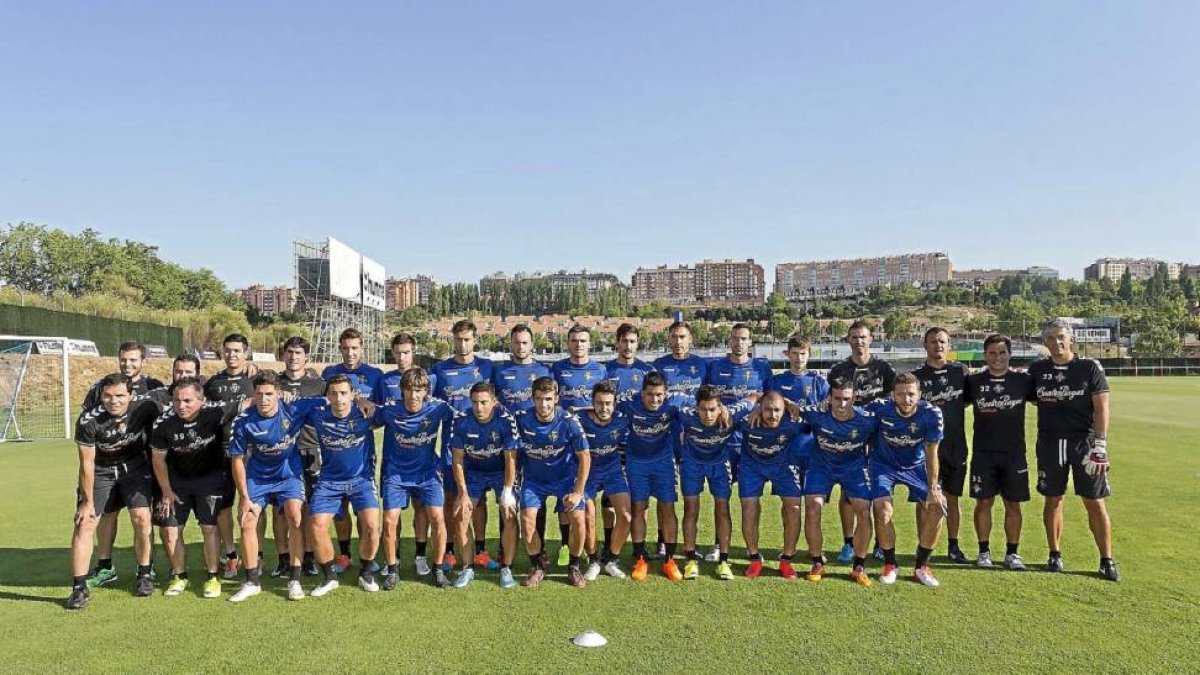 Jugadores e integrantes del cuerpo técnico y médico posan en los campos anexos, antes de comenzar la pretemporada 2015-2016.-Miguel Ángel Santos