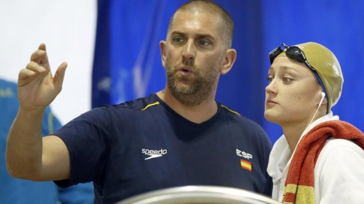 Fred Vergnoux, con Mireia Belmonte.-EFE / ANDREU DALMAU