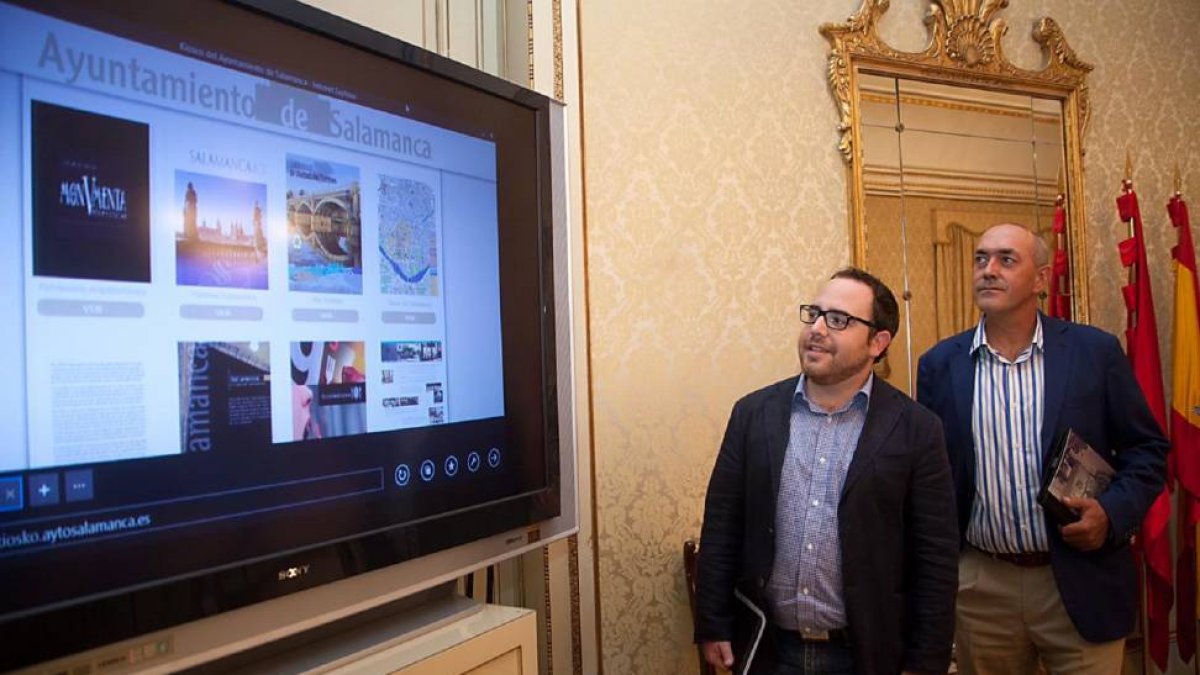 El concejal de Nuevas Tecnologías, Daniel Llanos, acompañado de Esteban Frías, gerente de Escrol, presenta una nueva aplicación web y móvil que permite acceder gratuitamente a sus recursos documentales y multimedia-