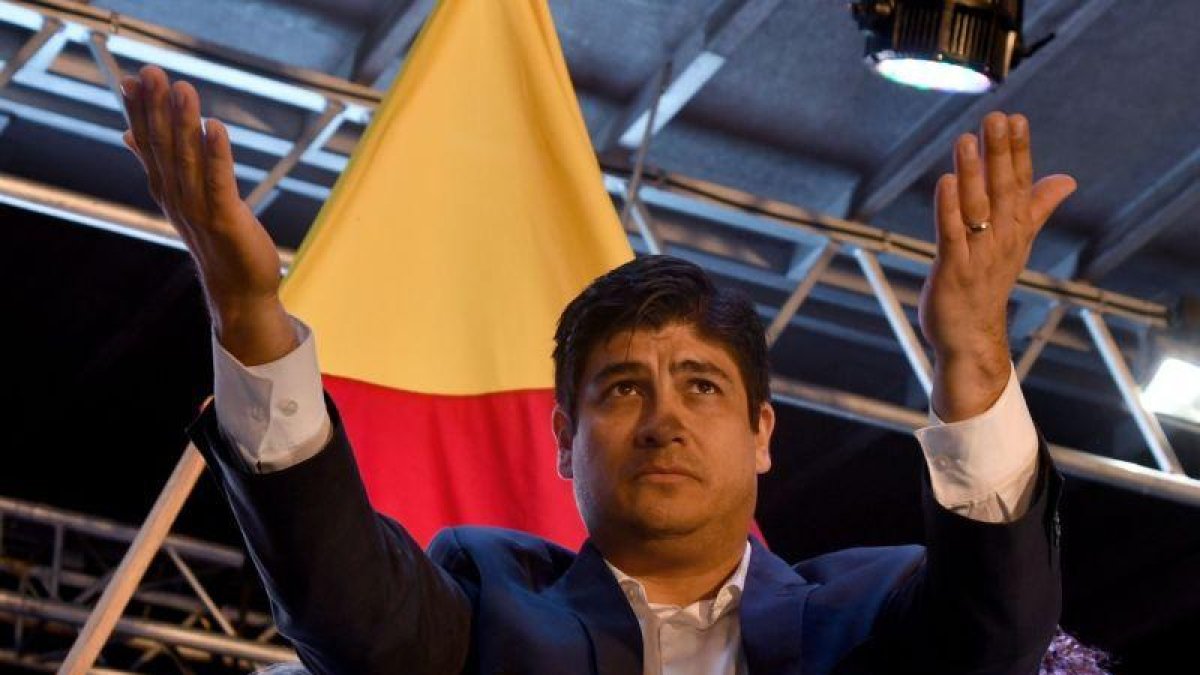 Carlos Alvarado celebra con sus simpatizantes su victoria en las elecciones de Costa Rica.-EZEQUIEL BECERRA (AFP)