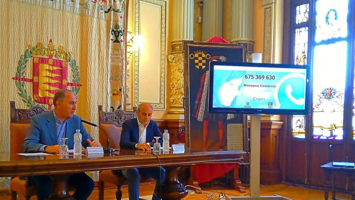 Antonio Gato y Víctor Caramanzana ayer en el Ayuntamiento.-E. M.