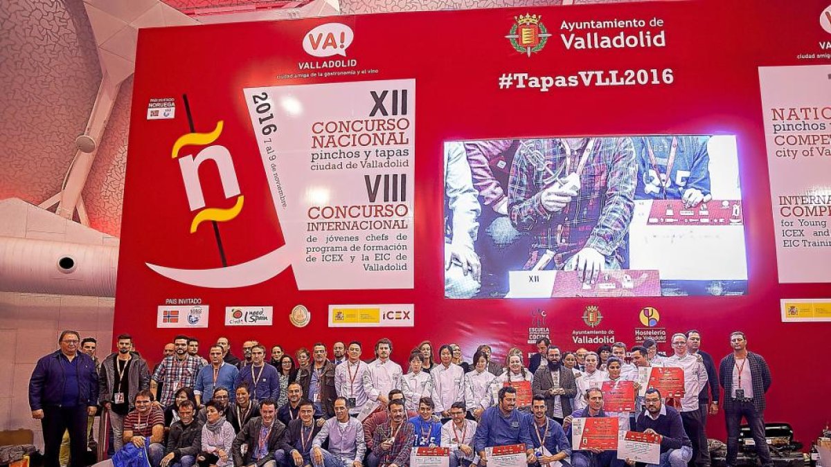 Participantes y premiados posan en la Cúpula del Milenio tras conocerse el ganador del certamen nacional.-PABLO REQUEJO