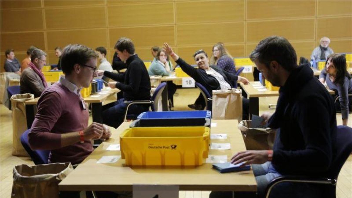Recuento de votos de las bases del SPD en Alemania.-AP / MARKUS SCHREIBER