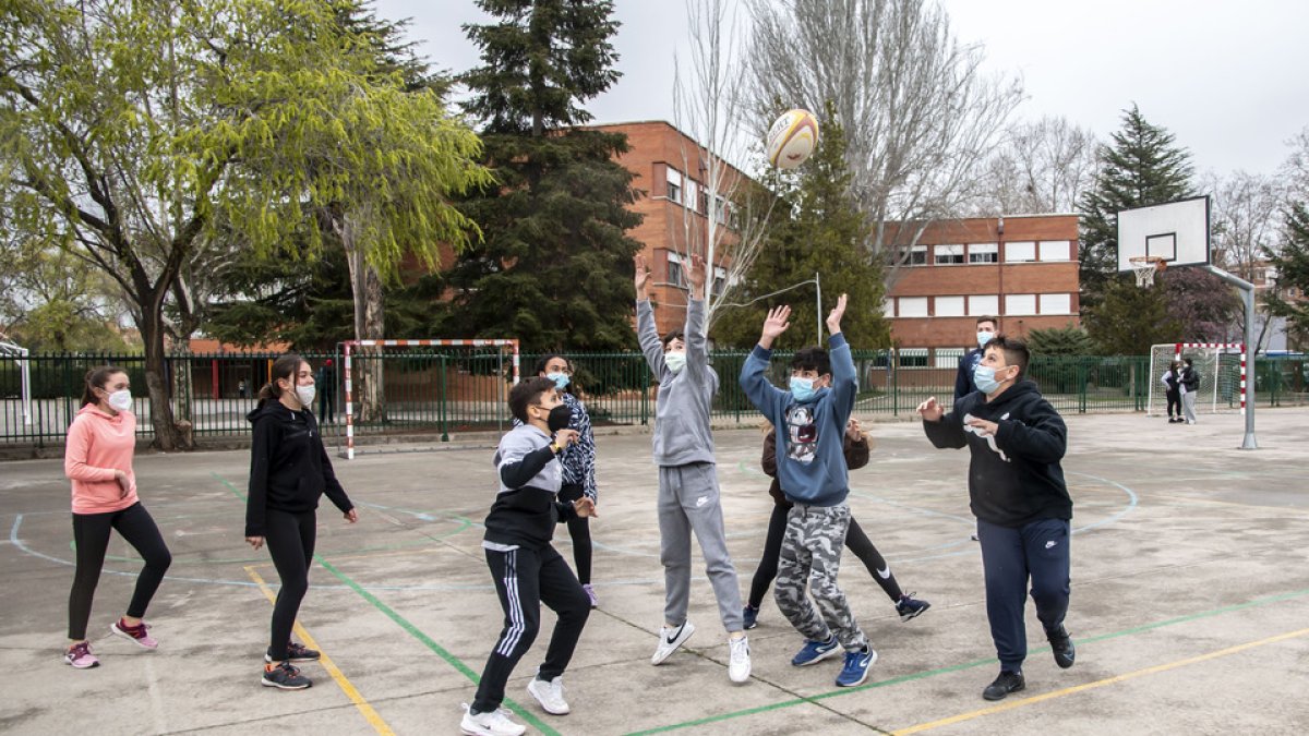 El deporte VA al cole, con el VRAC en el IES Juan de Juni. / Sofía Rodrigo / APDV