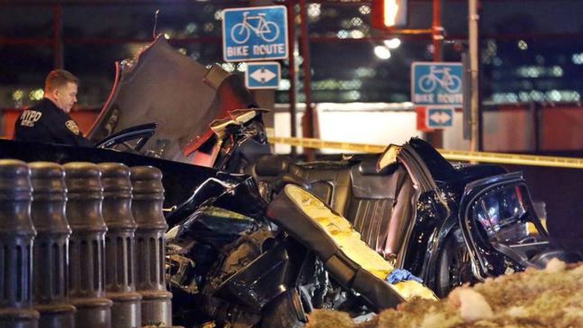Estado en que quedó el taxi en el que viajaba Bob Simon, el miércoles en Nueva York.-Foto:   AP / KATHY WILLENS