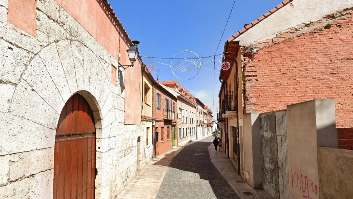 Calle Valverde del casco histórico de Tordesillas donde se produjo la agresión en el domicilio conyugal. E. M.