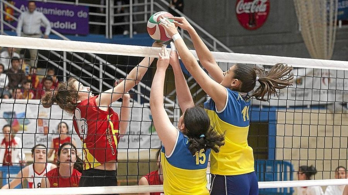 Dos jugadoras bloquean el remate en un Nacional en Pisuerga.-PHOTOGENIC