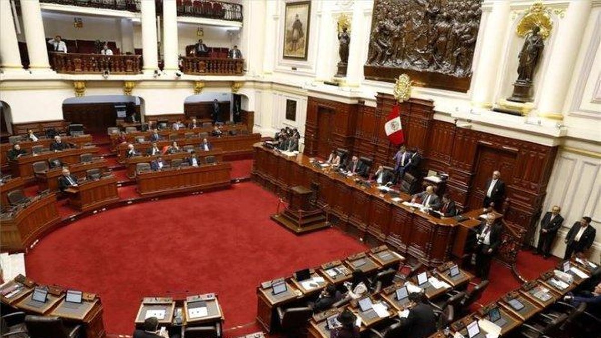 El presidente de Perú, Martín Vizcarra, ha ordenado la disolución del Congreso.-EFE