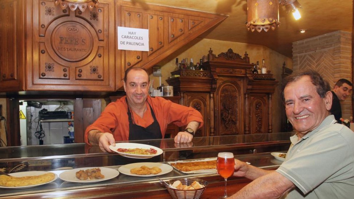 Fans históricos. El exatleta Mariano Haro se toma una cerveza mientras Alberto Bustos, de Casa Pepe’s, le sirve una ración.-BRÁGIMO