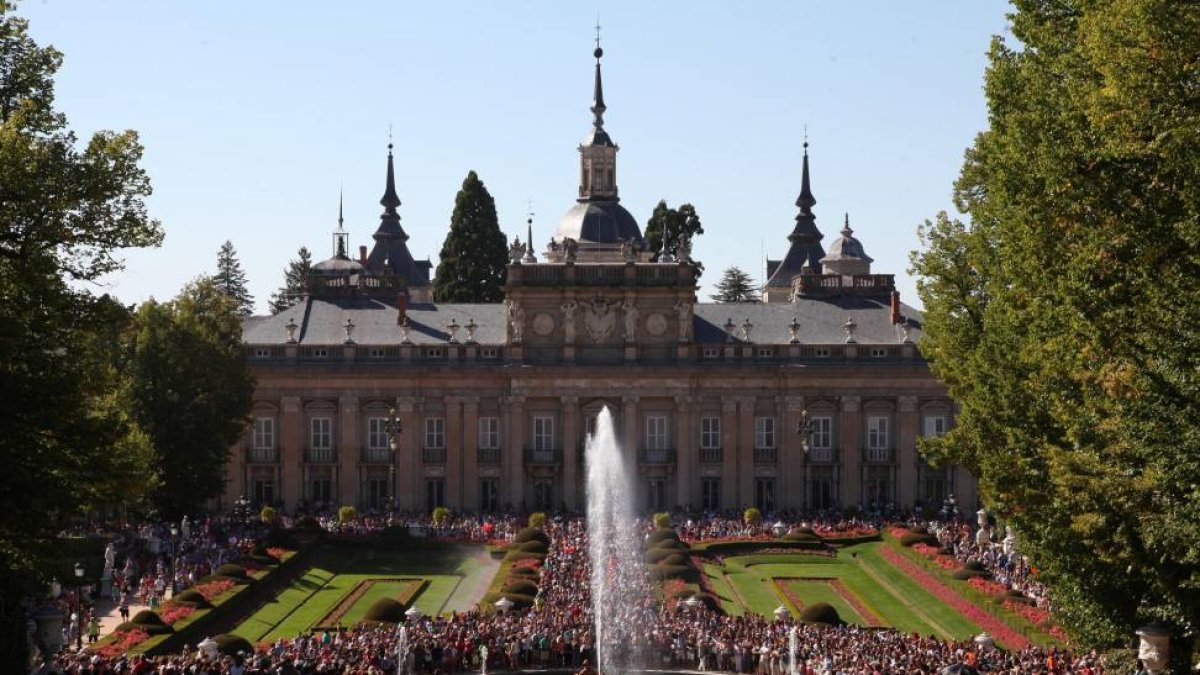 Encendido tradicional de las fuentes de los jardines reales de La Granja en el día de San Luis-Ical