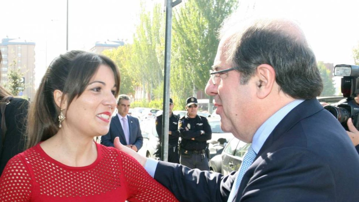 La recién reelegida presidenta de ATA Castilla y León, Soraya Mayo, saluda al presidente de la Junta, Juan Vicente Herrera, durante la clausura de la Asamblea General de Elecciones de ATA Castilla y León-Ical