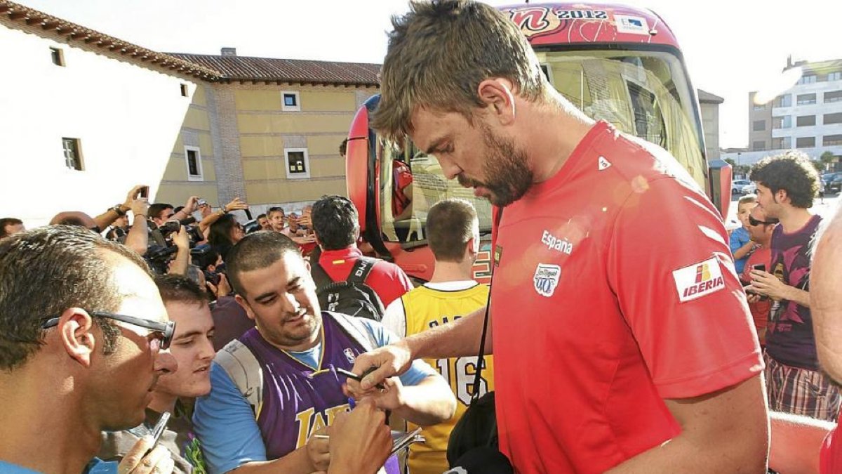 Marc Gasol firma autógrafos a su llegada a Valladolid en julio de 2012 donde se midió a Gran Bretaña.-J. M. LOSTAU