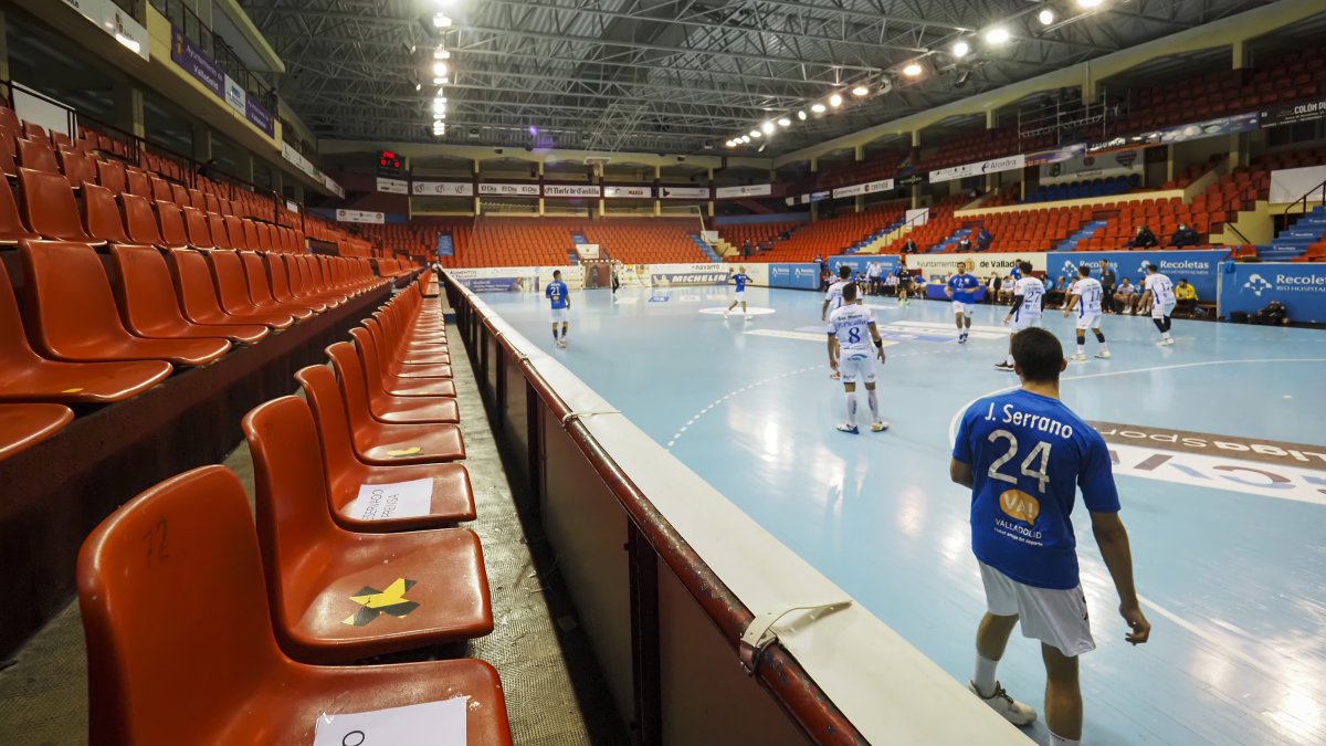 Photogenic/Miguel Ángel Santos. Valladolid. 10/11/2020. 
Polideportivo Huerta del Rey Balonmano: Recoletas-Cisne. Fotos de juego, del graderío vacío y del entrenador, Ollero, que suple a Pisonero.