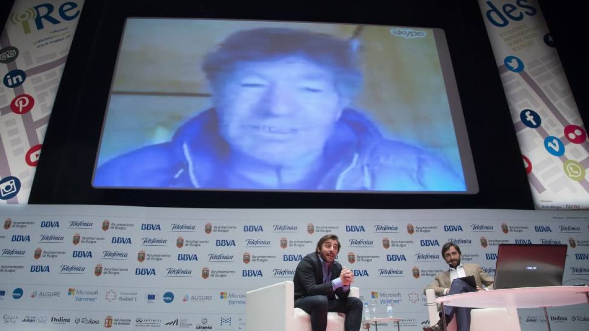 Charla entre Jordi Roca, y Carlos Soria (pantalla) en la primera jornada de iRedes-Ical