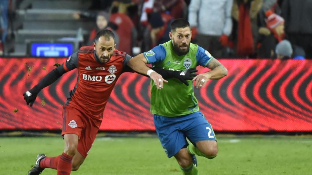 Víctor Vázquez, de rojo, en acción.-DAN HAMILTON (USA TODAY SPORTS)