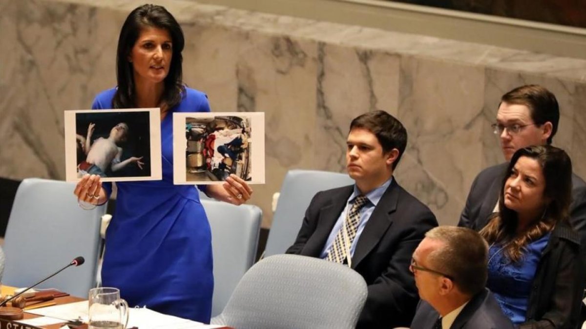 Nikki Haley sostiene unas fotografías de las víctimas del gas serín en Siria-SHANNON STAPLETON
