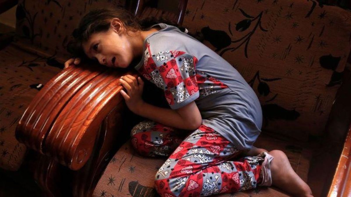 La hermana de Mumin Abú Ayeda llora la muerte de su hermano de 15 años que falleció por disparos de soldados israelís durante una protestas en Gaza este jueves.-AFP / SAID KHATIB