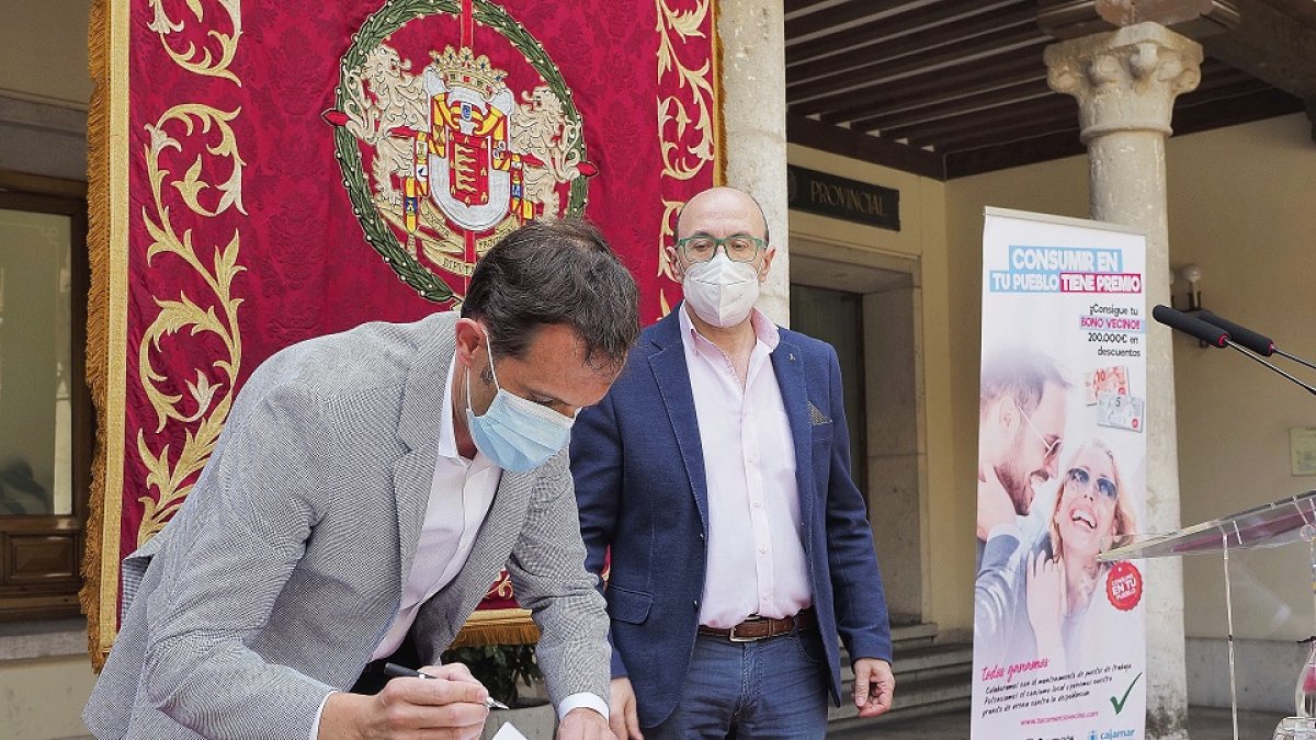 Conrado Íscar y Jesús Herreras firman el convenio, ayer en el Palacio de Pimentel. EL MUNDO