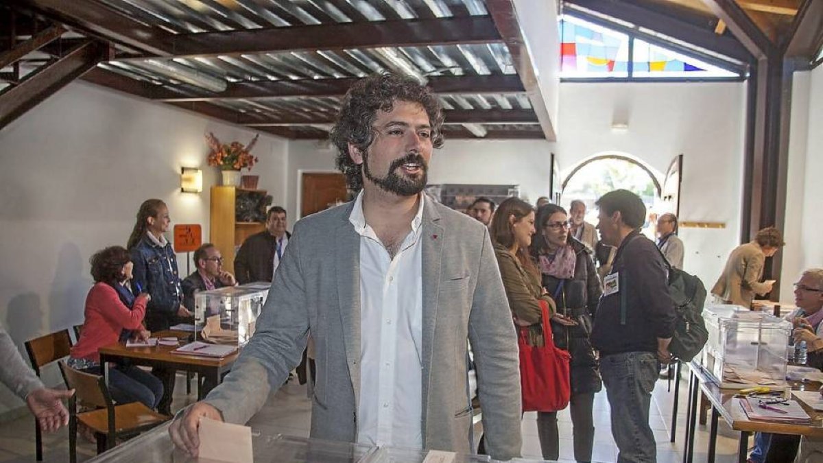 José Sarrión introduce la papeleta ayer en Salamanca.-Ical
