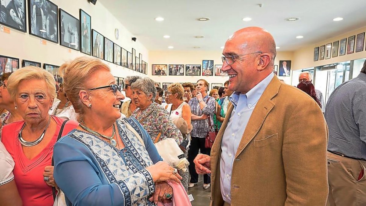 Carnero, ayer, cambia impresiones con una usuaria del programa.-EL MUNDO