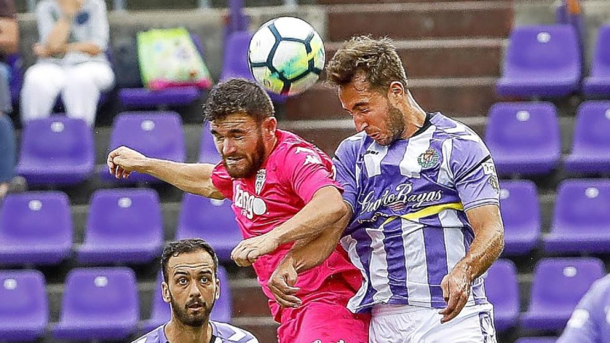 Ángel despeja de cabeza durante su debut liguero ante el Córdoba.-J.M. LOSTAU