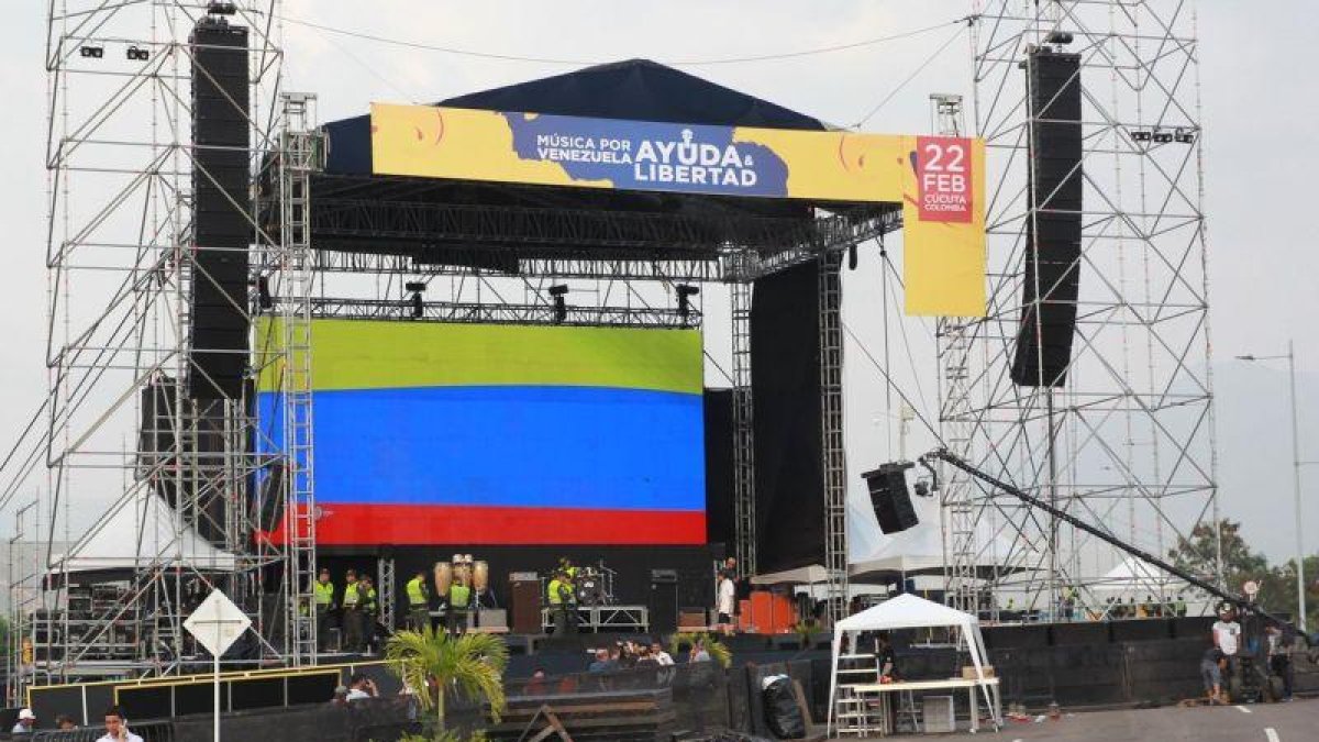 Varios hombres trabajan en el montaje de la tarima para el concierto Vanezuela Aid Live.-EFE