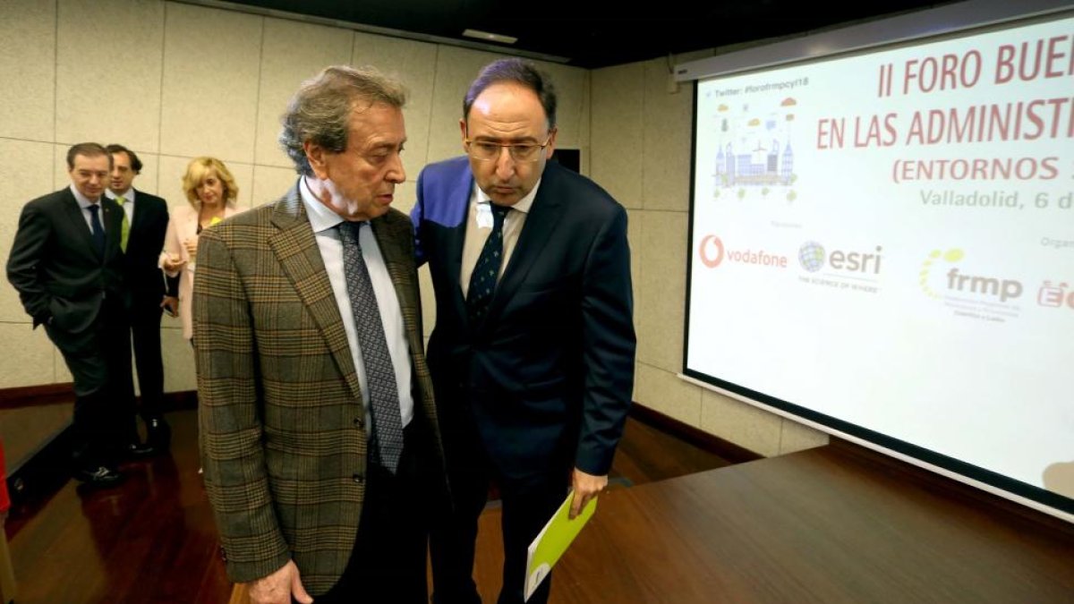 José Antonio De Santiago-Juárez dialoga con el presidente de la FRMP y alcalde de Palencia, Alfonso Polanco.-ICAL