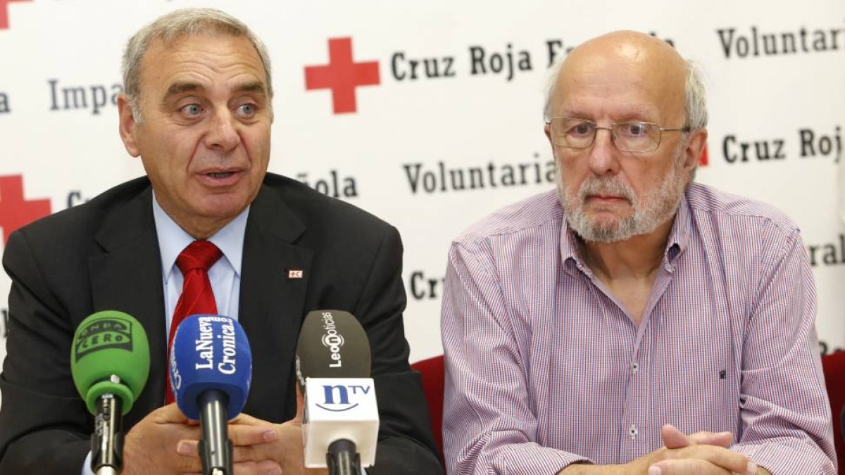 El presidente provincial de Cruz Roja en León, José Ignacio de Luis Páez (I), y el presidente de SECOT, Roberto Escudero (D), presentan un proyecto de apoyo a emprendedores-Ical