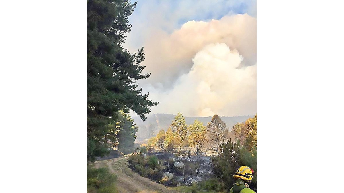 Un brigadista de la UME con el incendio de fondo.-ICAL
