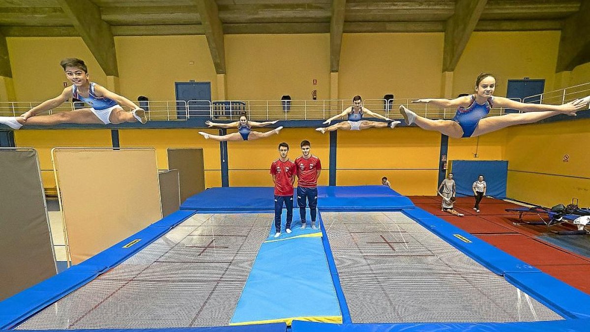 Seis de los internacionales vallisoletanos (falta DavidFranco, en elCARde Barcelona) posan con la equipación de la selección española sobre el trampolín.-PABLO REQUEJO