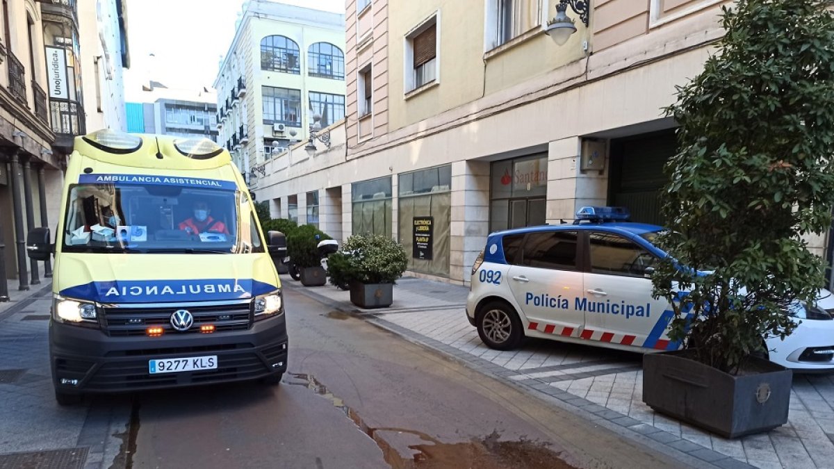 Imagen de la ambulancia en el lugar del atropello. | Policía de Valladolid