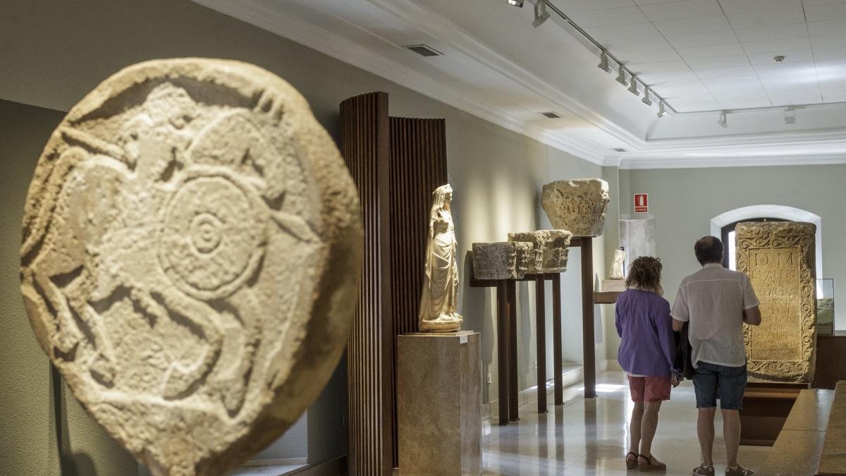 Las estelas funerarias, frisos y capiteles proceden de los lugares públicos como el foro o el teatro.-SANTI OTERO