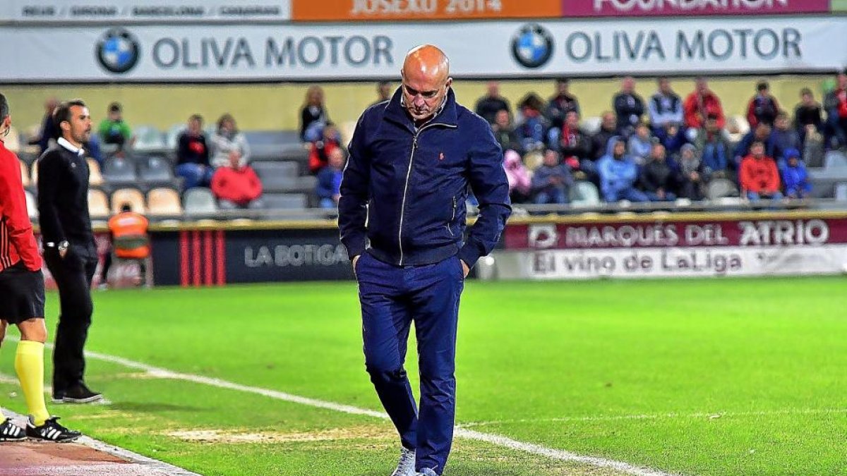 Luis César cabizbajo durante el partido de ayer en  Reus.-LOF