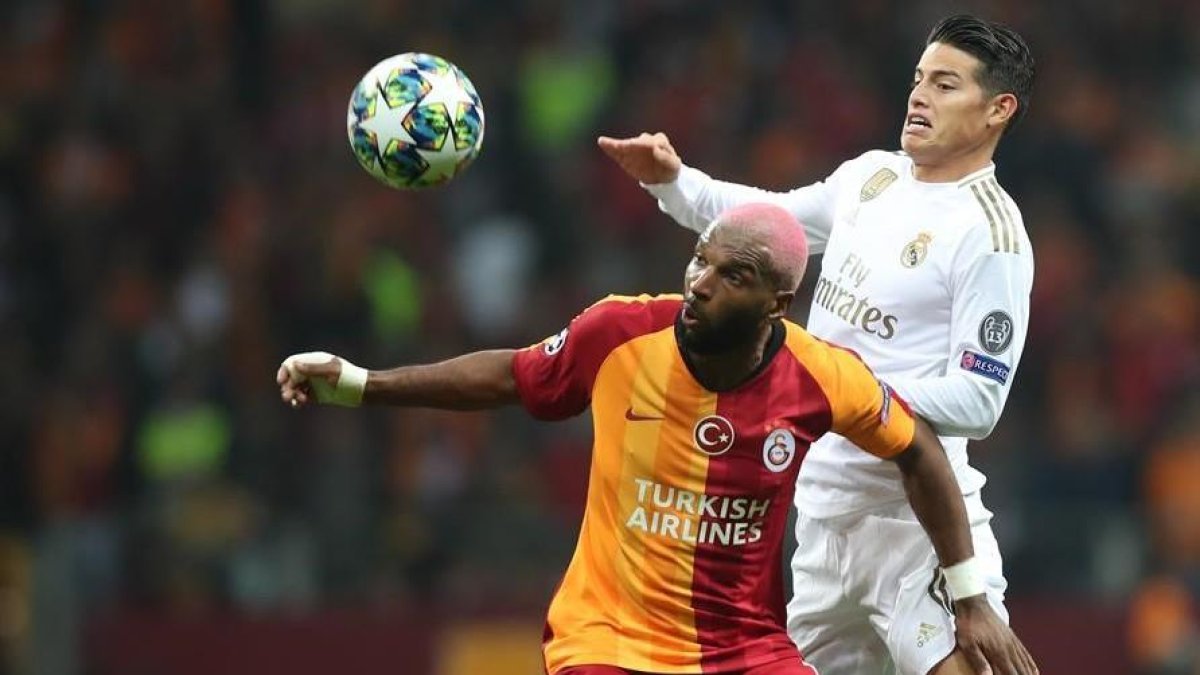 James, en plena puja con Babel.-EFE / EPA / TOLGA BOZOGLU