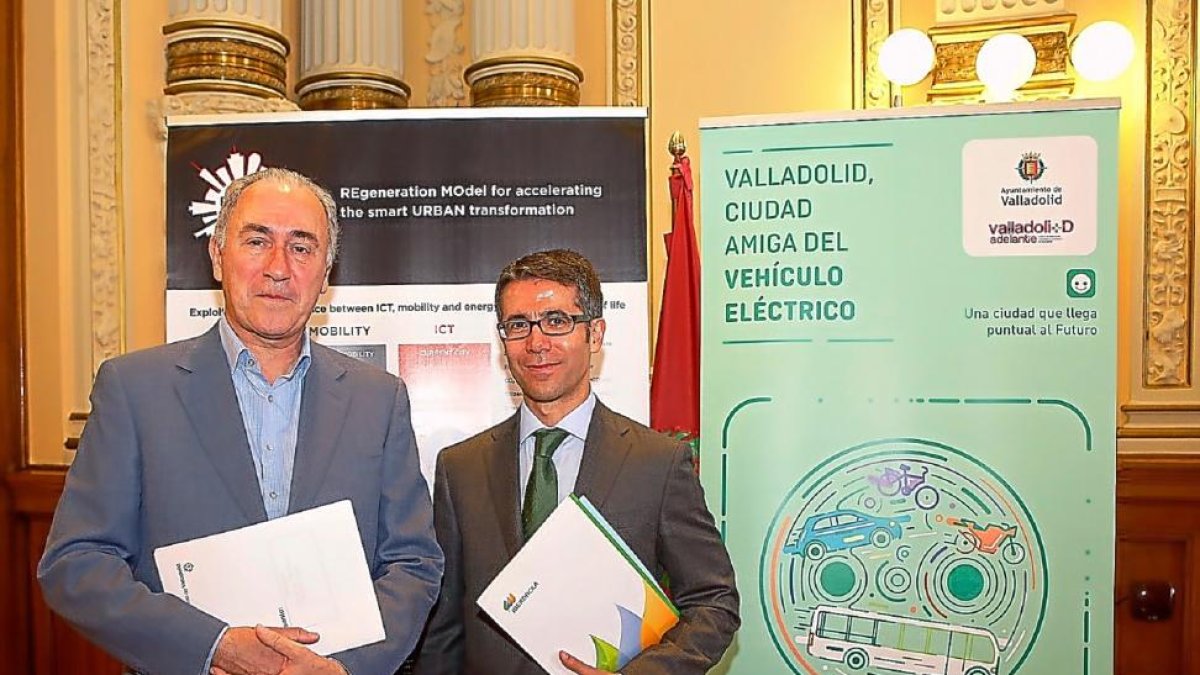 El concejal de Hacienda, Antonio Gato, ayer junto al delegado de Iberdrola en la Comunidad, Celiano García.-ICAL