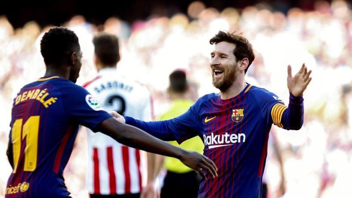 El delantero argentino del FC Barcelona, Lionel Messi (d), celebra su gol con el delantero francés Dembélé (i), durante el partido contra el Athletic de Bilbao correspondiente a la jornada 29 de LaLiga en el Estadio Camp Nou de Barcelona.-EFE