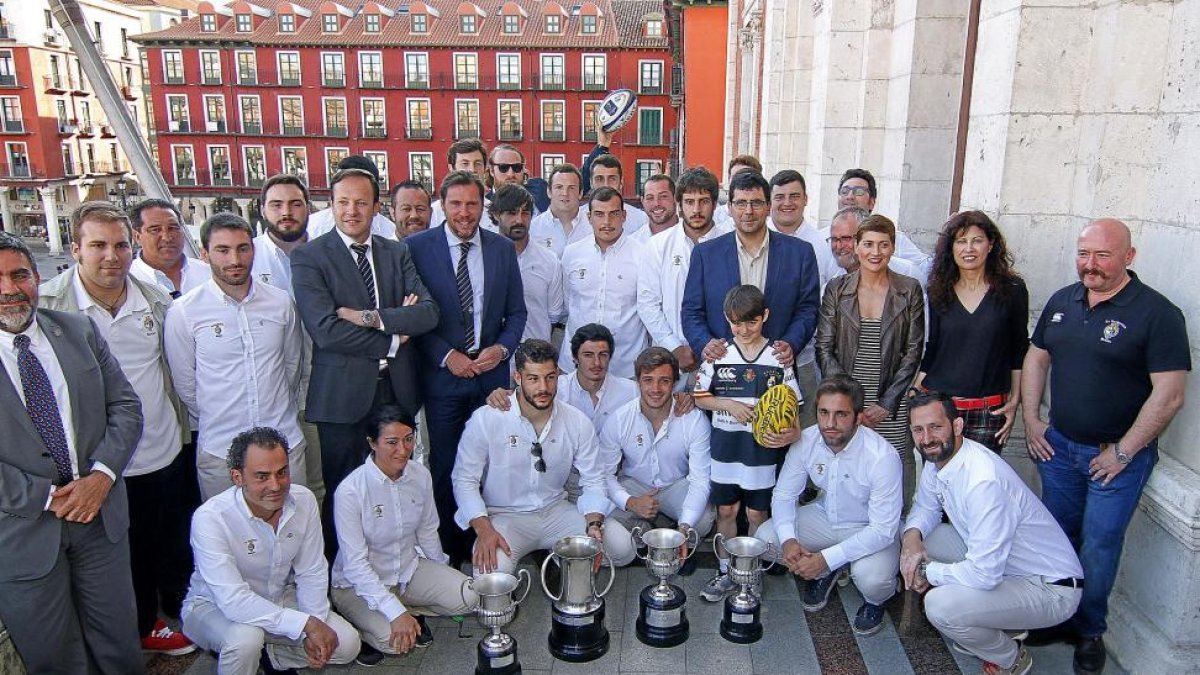 Y El Salvador salió al balcón por segunda ocasión. De blanco impoluto y vestidos como un pincel jugadores, cuerpo técnico y directiva realizaron la foto protocolaria con los trofeos de Liga y Copa, dos de ellos réplicas que se quedarán en propiedad.-J. M. LOSTAU