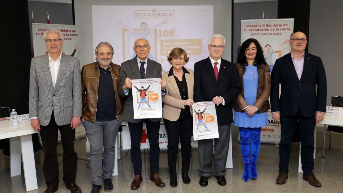 El presidente del Comité Autonómico de Cruz Roja en CyL, José Varela, junto a representantes de asociaciones, en la presentación de la campaña 'X solidaria', donde se ofrecen datos de recaudación de la casilla 106 de 'Actividades de interés social'.-ICAL