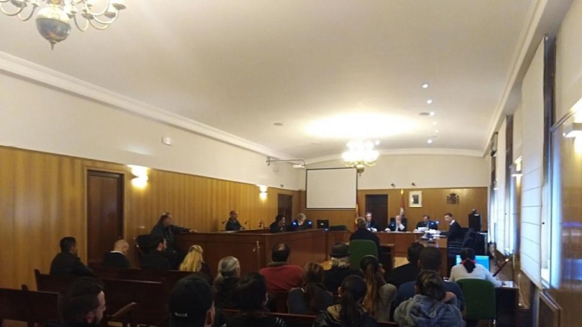 Momento del juicio contra el acusado por disparar con un rifle de asalto a un taxi.-EL MUNDO