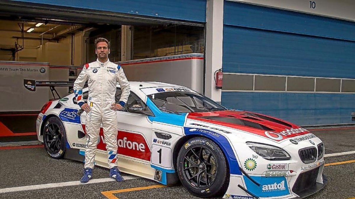 El piloto vallisoletano Roldán Rodríguez, junto al coche con el que ha participado este año en el Campeonato GTOpen Internacional.-E. M.