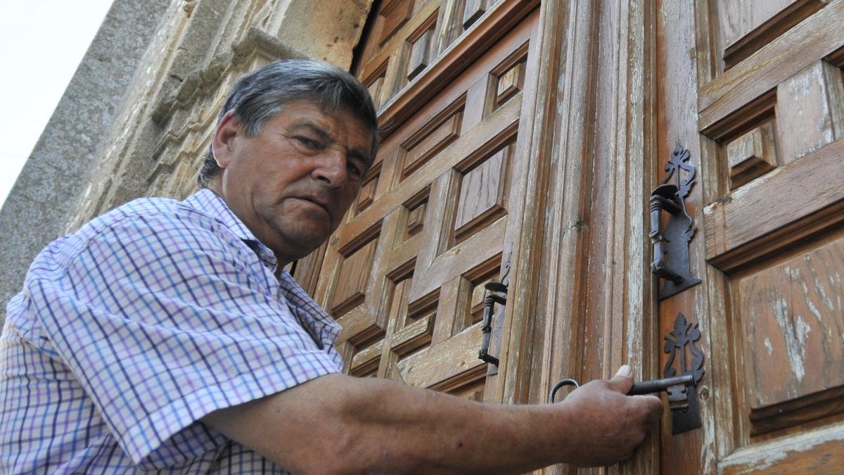 Carlos, amo de llaves y guía turístico de la soriana iglesia de Brías.-VALENTÍN GUISANDE