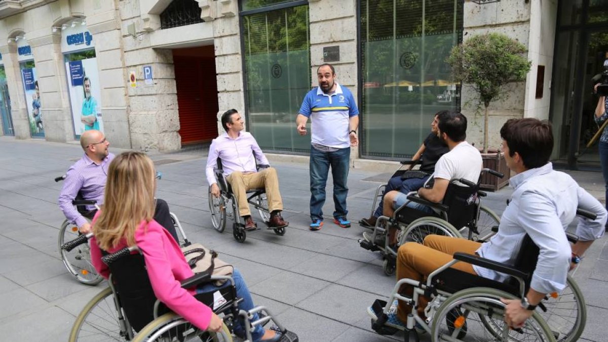 Empresarios de Castilla y León se ponen en la piel de las personas con discapacidad en una acción de comunicación de la última campaña de sensibilización de FSC Inserta, la entidad de Fundación ONCE para la formación y el empleo.-Ical