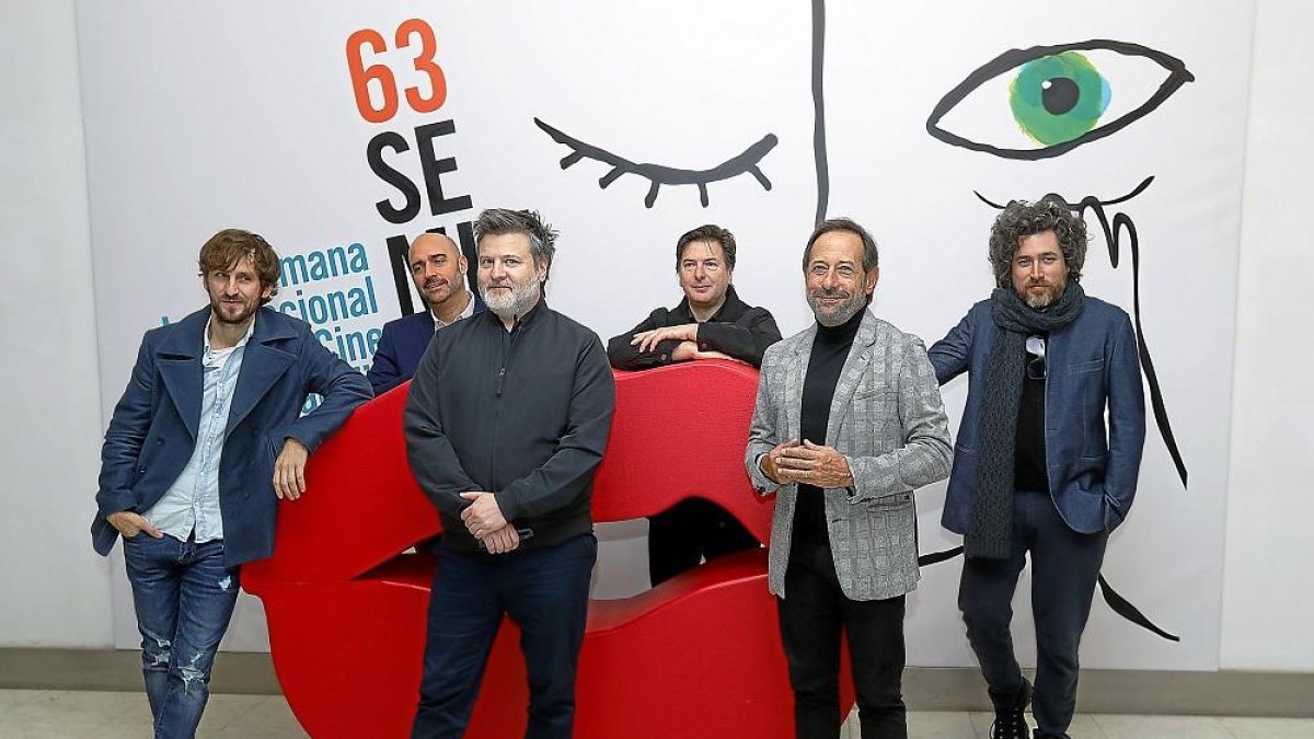 Gastón Duprat, en el centro, junto al equipo artístico de ‘Mi obra maestra’, entre ellos, el actor Raúl Arévalo.-J. M.LOSTAU