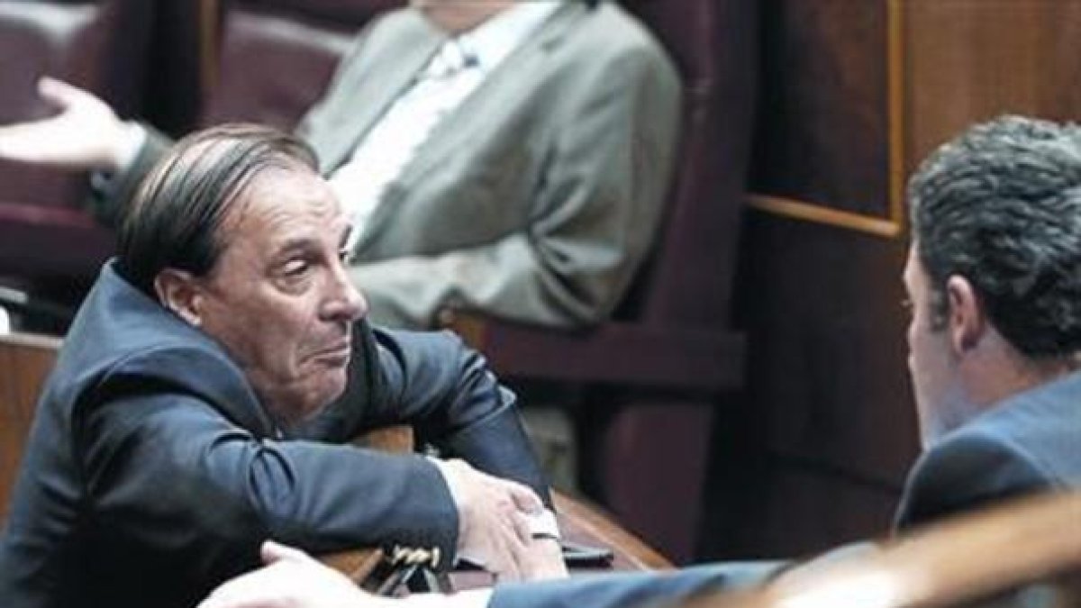 Vicente Martínez Pujalte conversa con otros diputados del PP, en el Congreso.-DAVID CASTRO