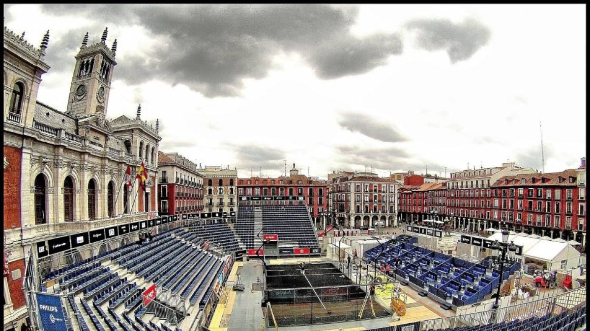 La plaza mayor preparada para acoger la competición durante los próximos días.-J.M. Lostau