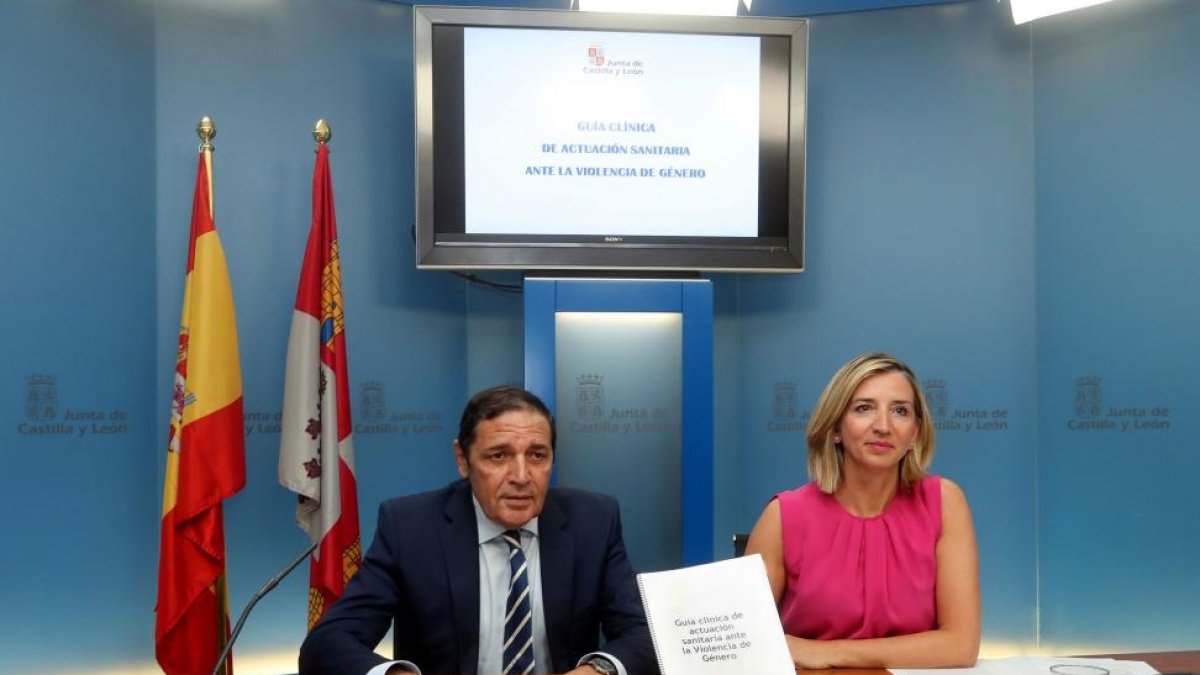 La consejera de Familia e Igualdad de Oportunidades, Alicia García, y el consejero de Sanidad, Antonio María Sáez, presentan la guía clínica ante la violencia de género.-ICAL