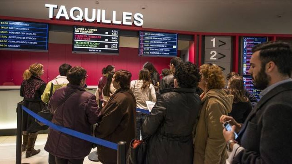 El público haciendo cola en las taquillas aprovechando los precios rebajados de la Fiesta del Cine.-Foto: FERRAN SENDRA