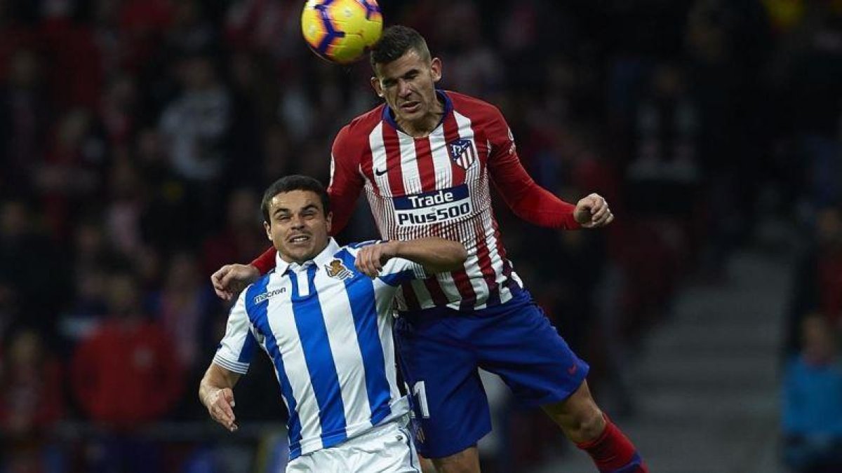 El jugador de la Real Sociedad Luca Sangalli salta con Lucas Hernández en un partido de Liga-GETTY IMAGES